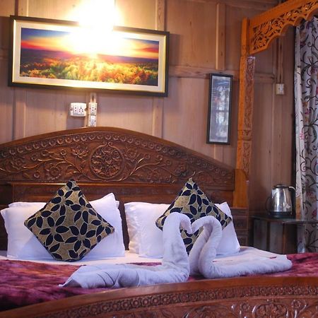 Young Shahzada Group Of Houseboats Srīnagar Exterior foto