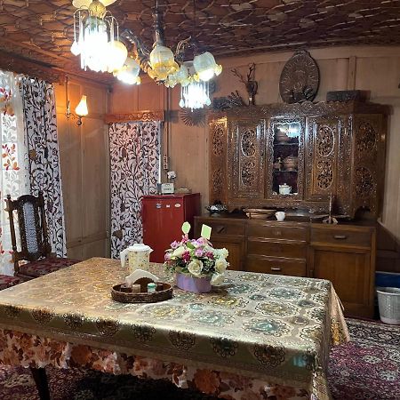 Young Shahzada Group Of Houseboats Srīnagar Exterior foto