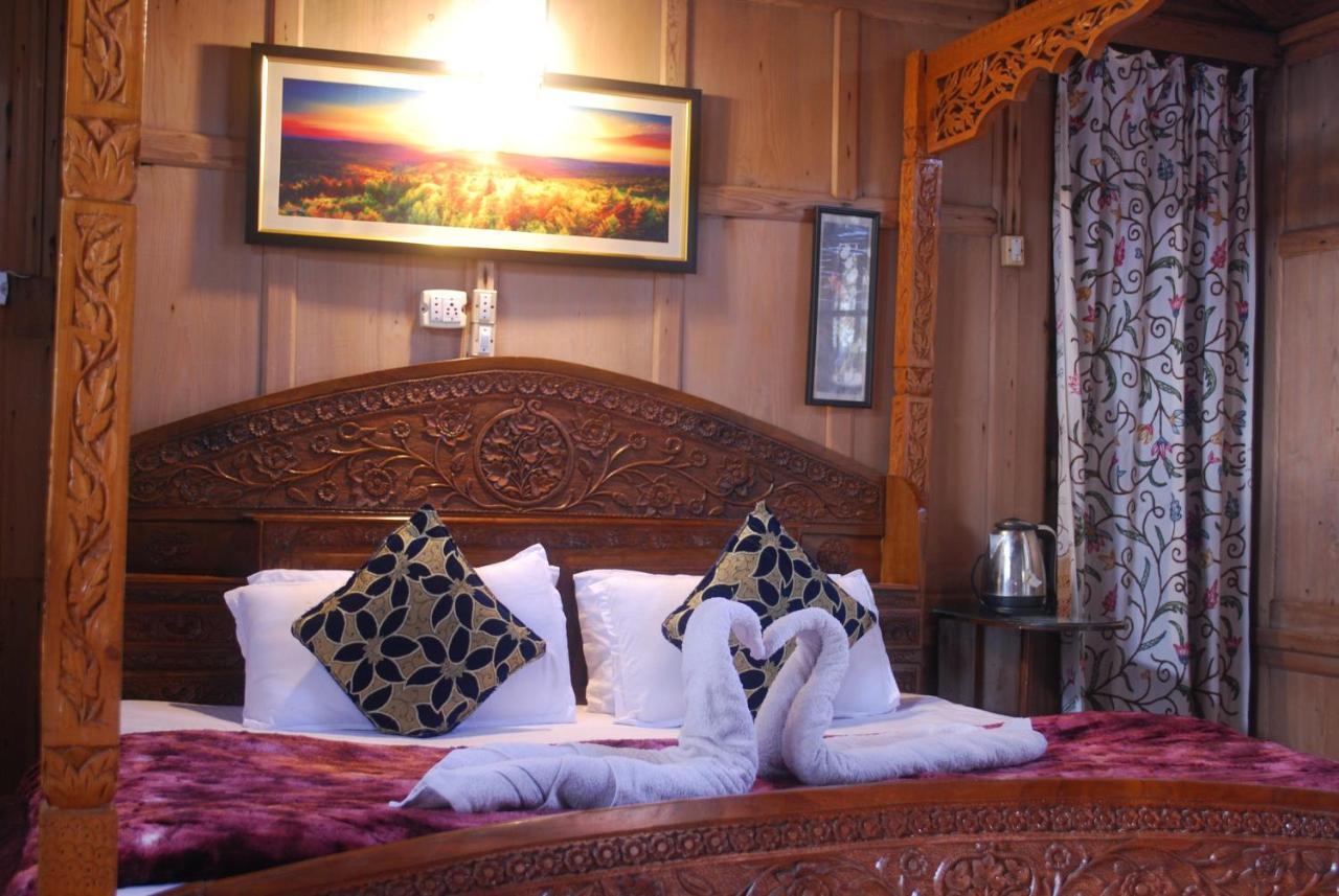 Young Shahzada Group Of Houseboats Srīnagar Exterior foto