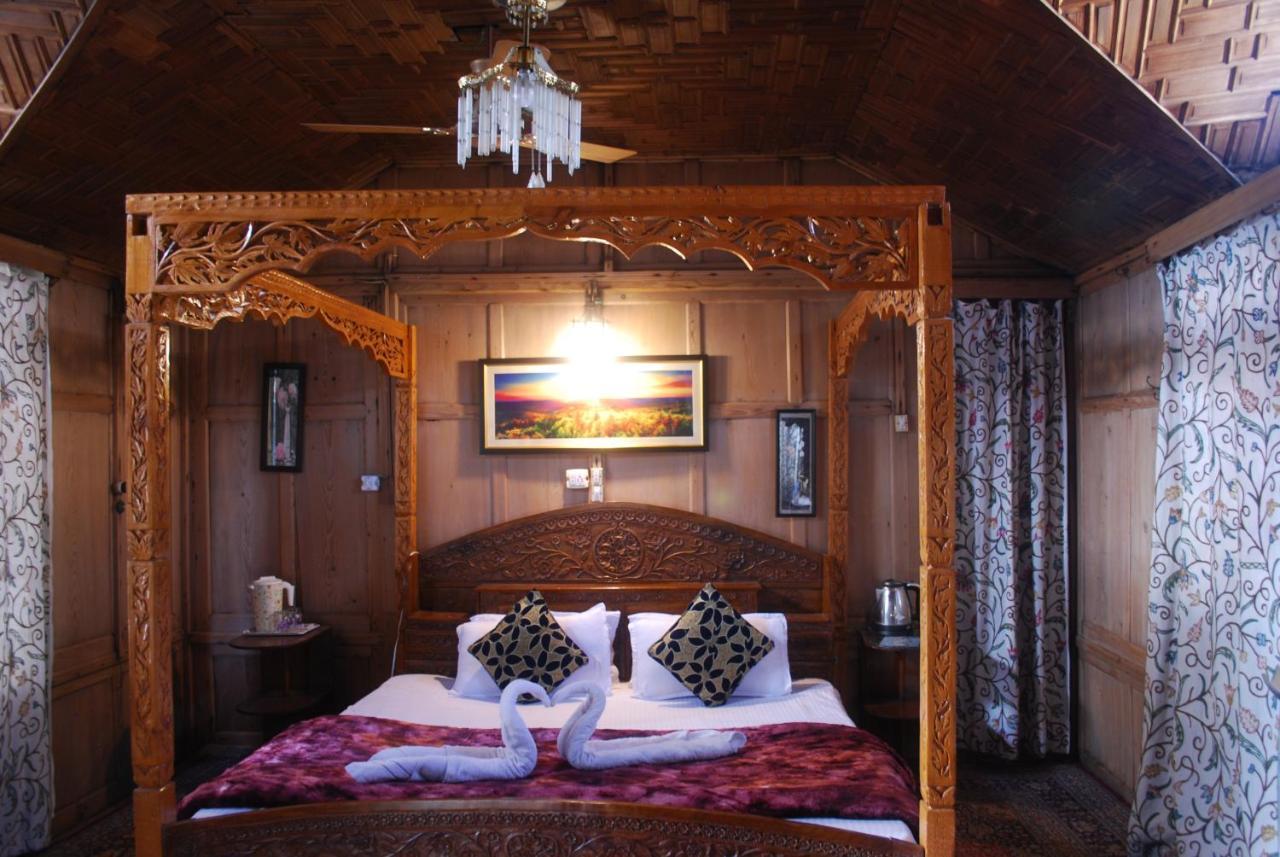 Young Shahzada Group Of Houseboats Srīnagar Exterior foto