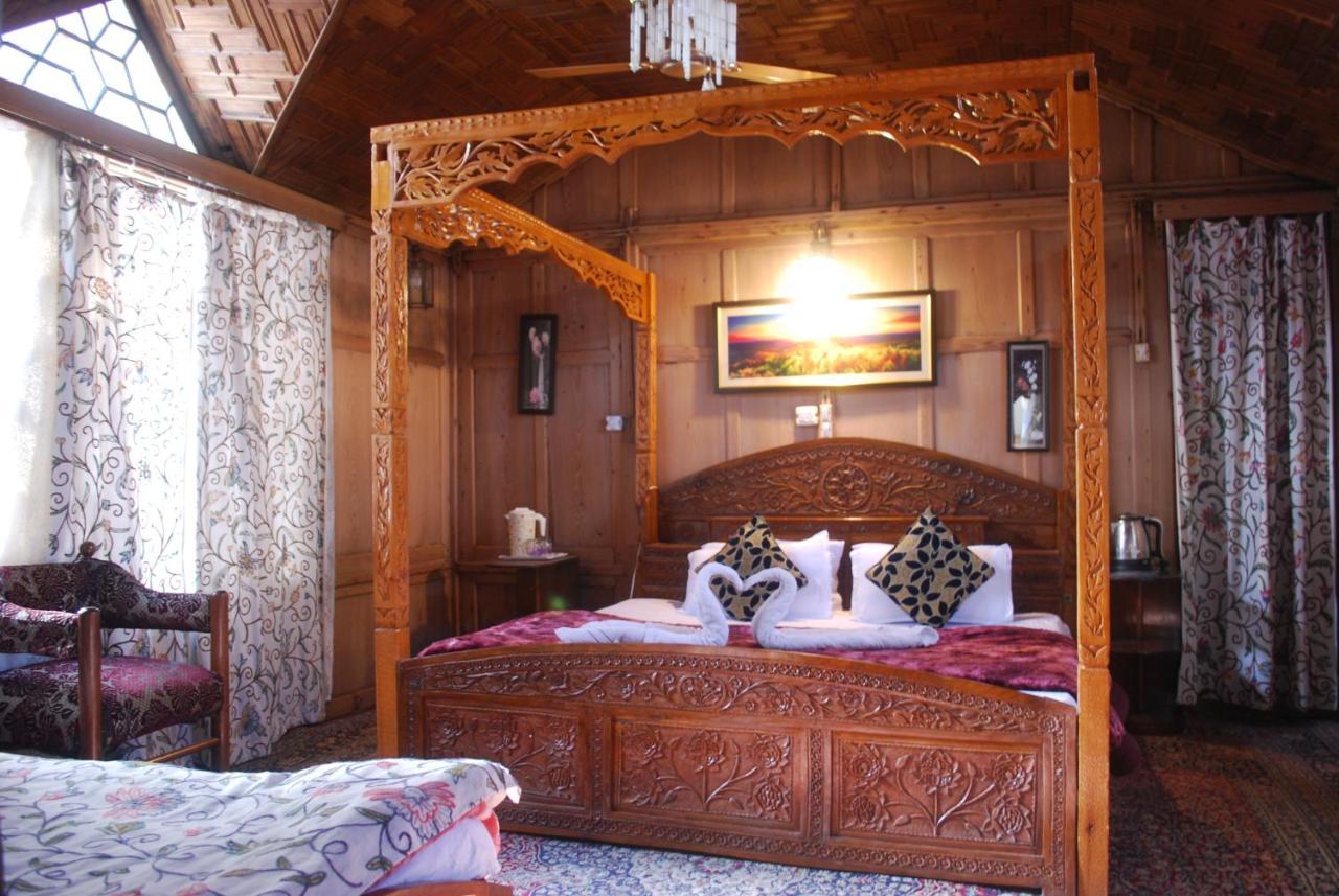 Young Shahzada Group Of Houseboats Srīnagar Exterior foto