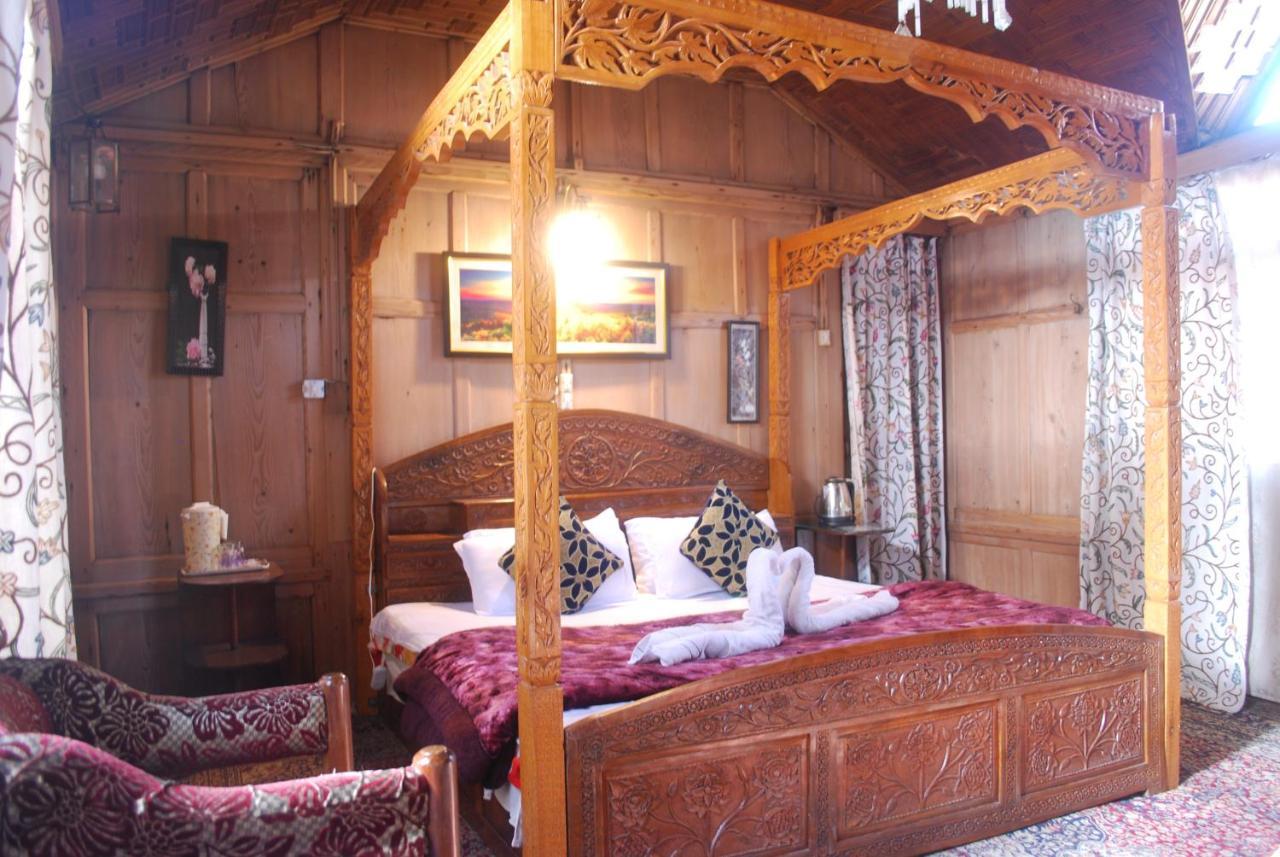 Young Shahzada Group Of Houseboats Srīnagar Exterior foto