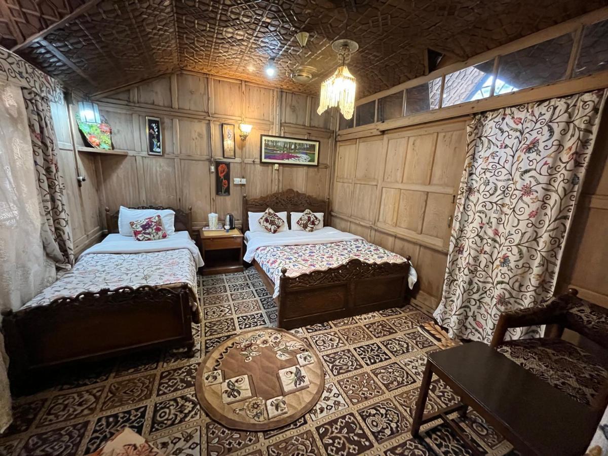 Young Shahzada Group Of Houseboats Srīnagar Exterior foto