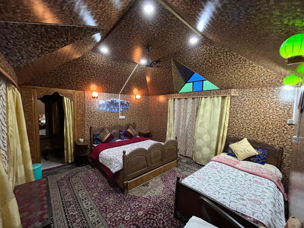 Young Shahzada Group Of Houseboats Srīnagar Exterior foto