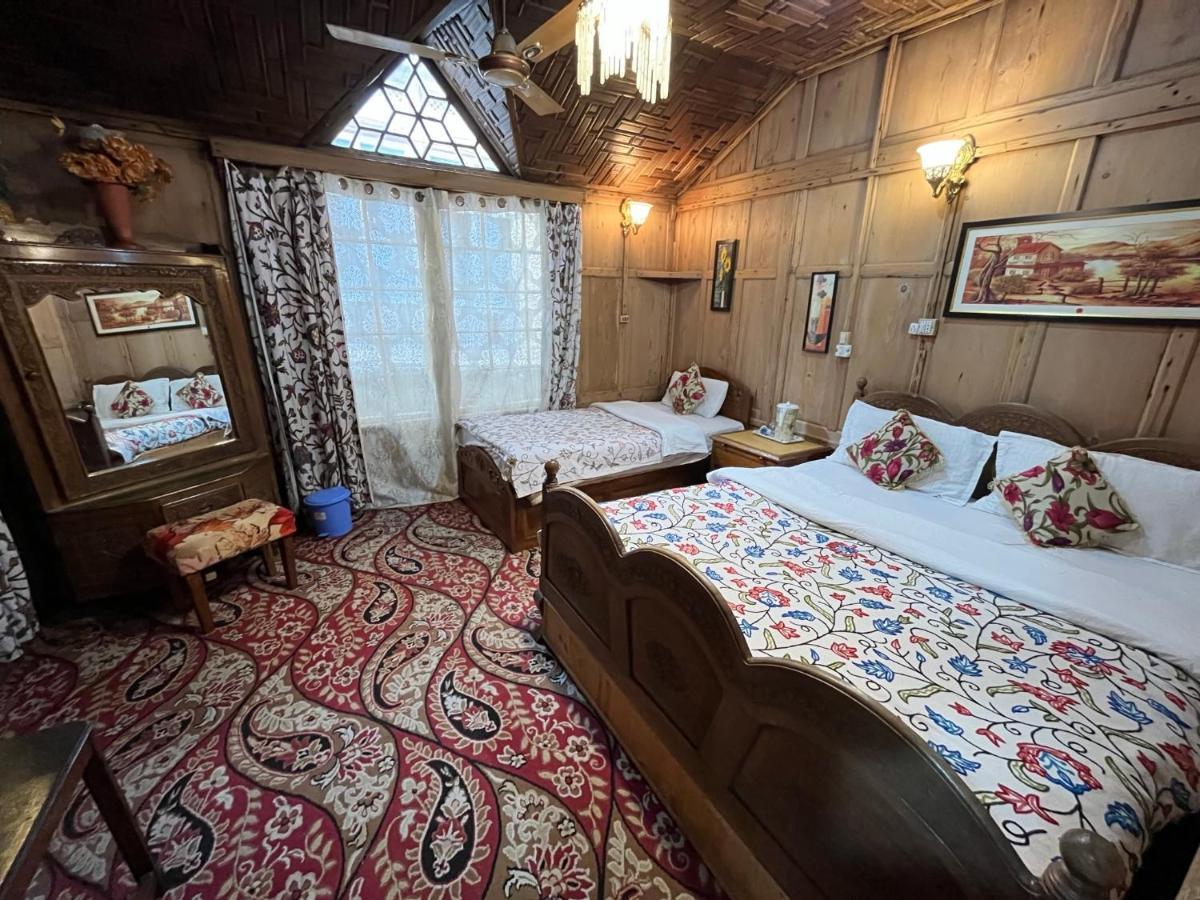 Young Shahzada Group Of Houseboats Srīnagar Exterior foto