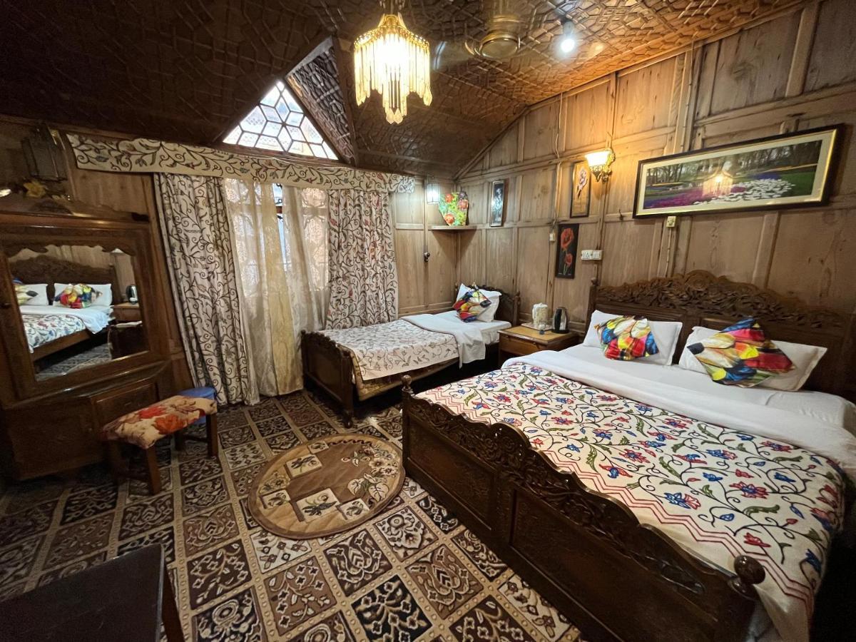 Young Shahzada Group Of Houseboats Srīnagar Exterior foto