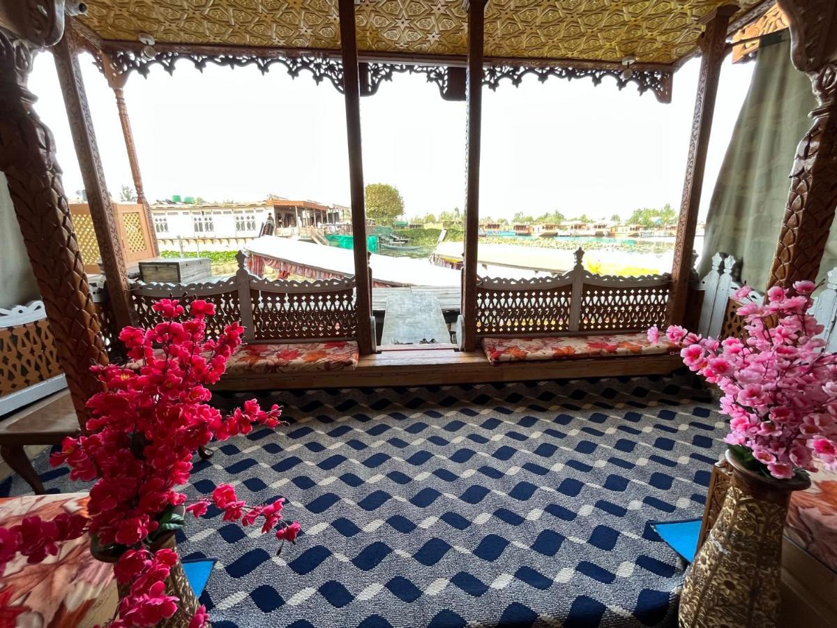 Young Shahzada Group Of Houseboats Srīnagar Exterior foto