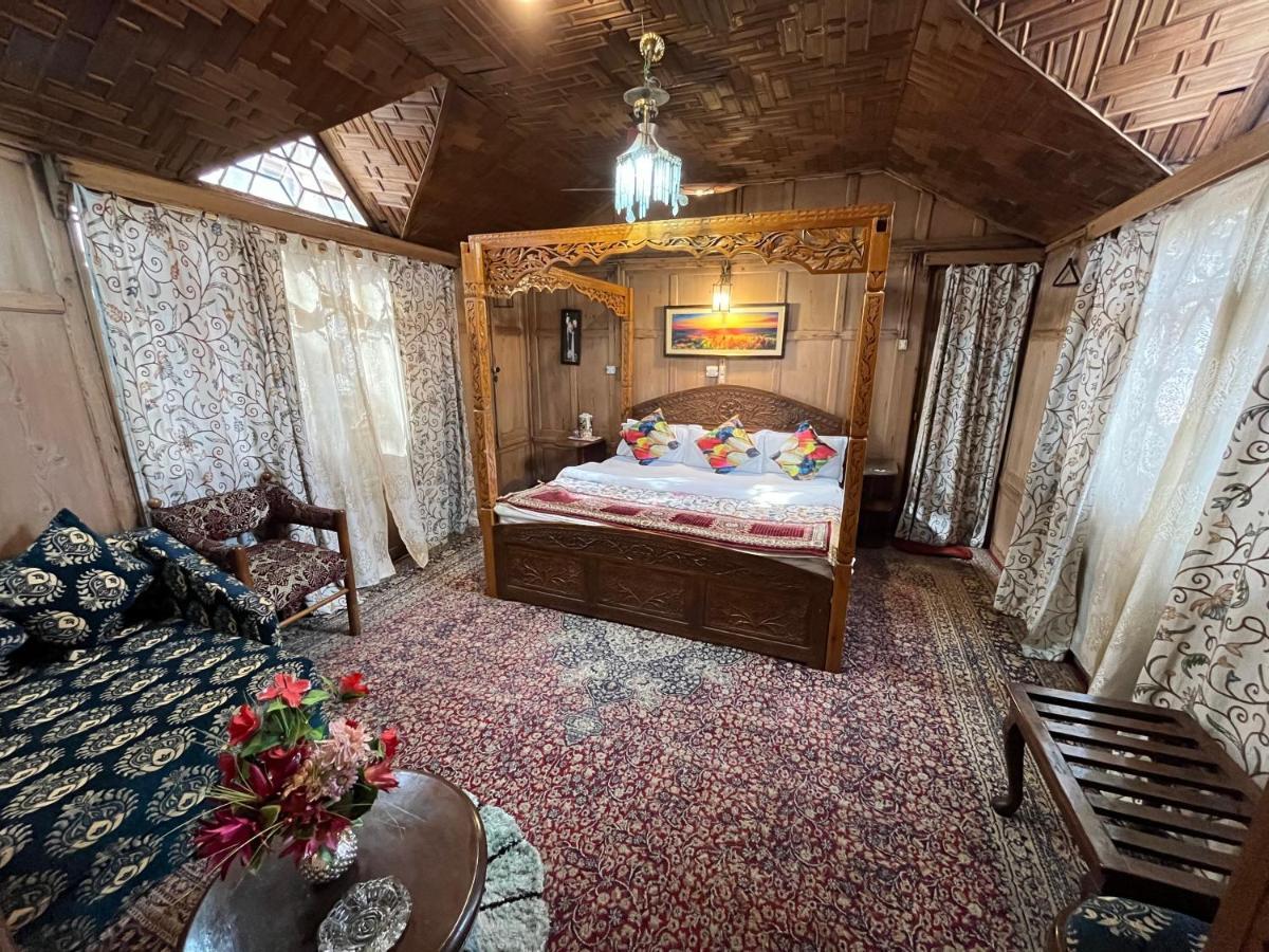 Young Shahzada Group Of Houseboats Srīnagar Exterior foto