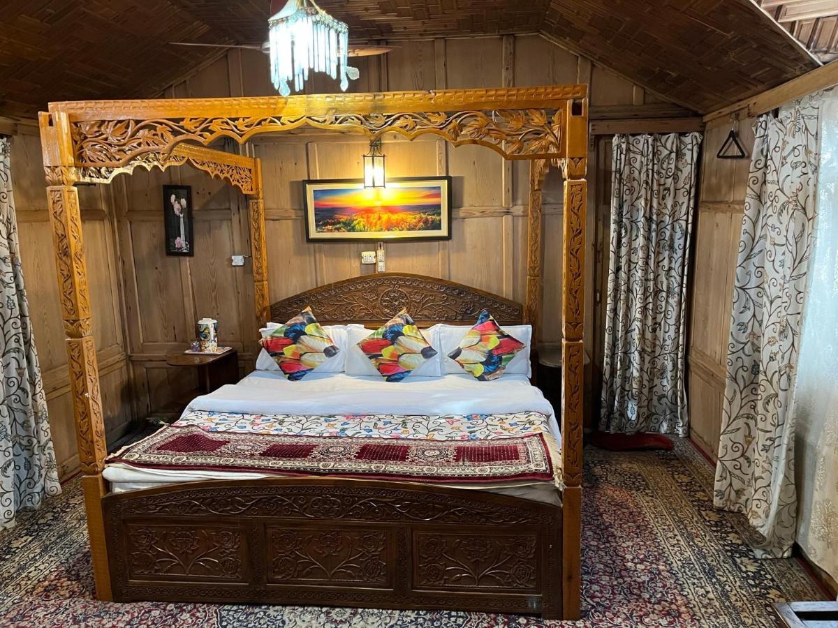 Young Shahzada Group Of Houseboats Srīnagar Exterior foto