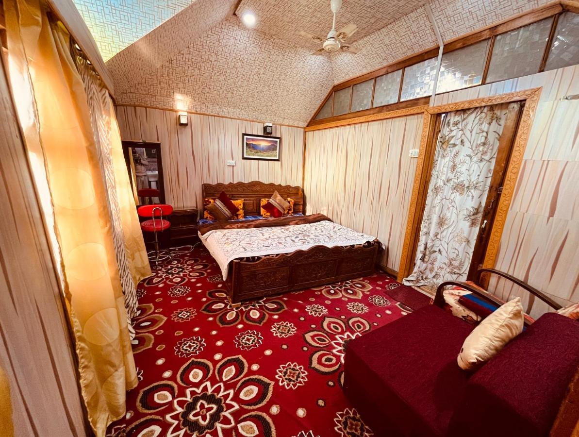 Young Shahzada Group Of Houseboats Srīnagar Exterior foto