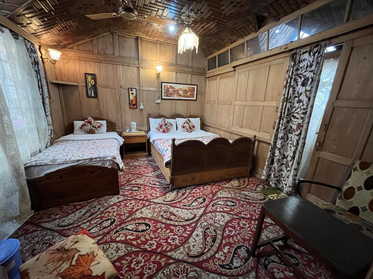 Young Shahzada Group Of Houseboats Srīnagar Exterior foto