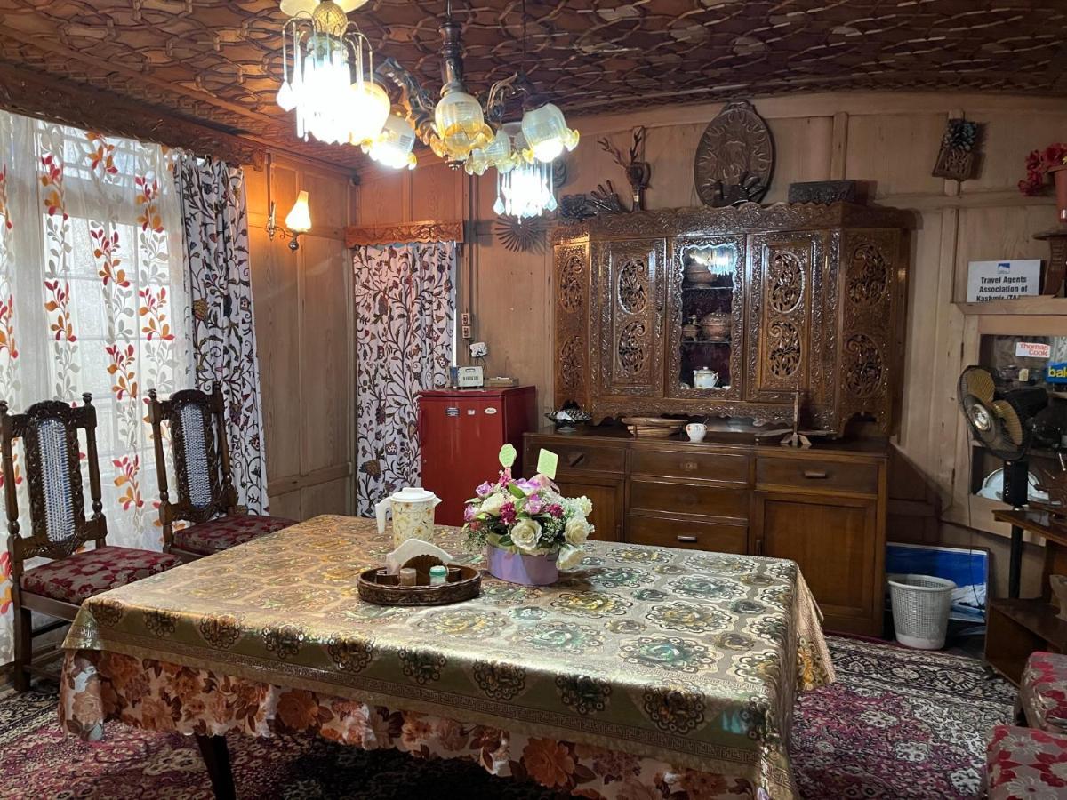Young Shahzada Group Of Houseboats Srīnagar Exterior foto