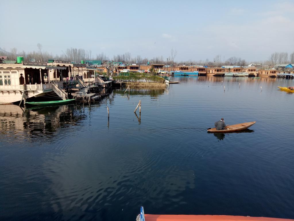 Young Shahzada Group Of Houseboats Srīnagar Exterior foto