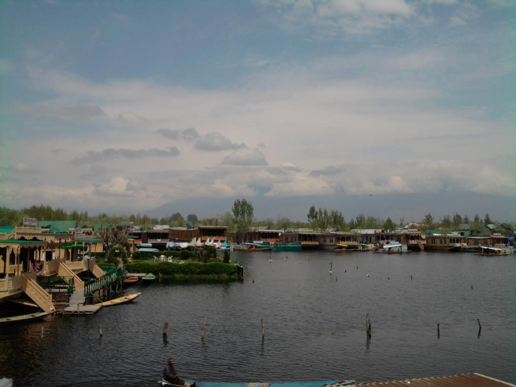 Young Shahzada Group Of Houseboats Srīnagar Exterior foto