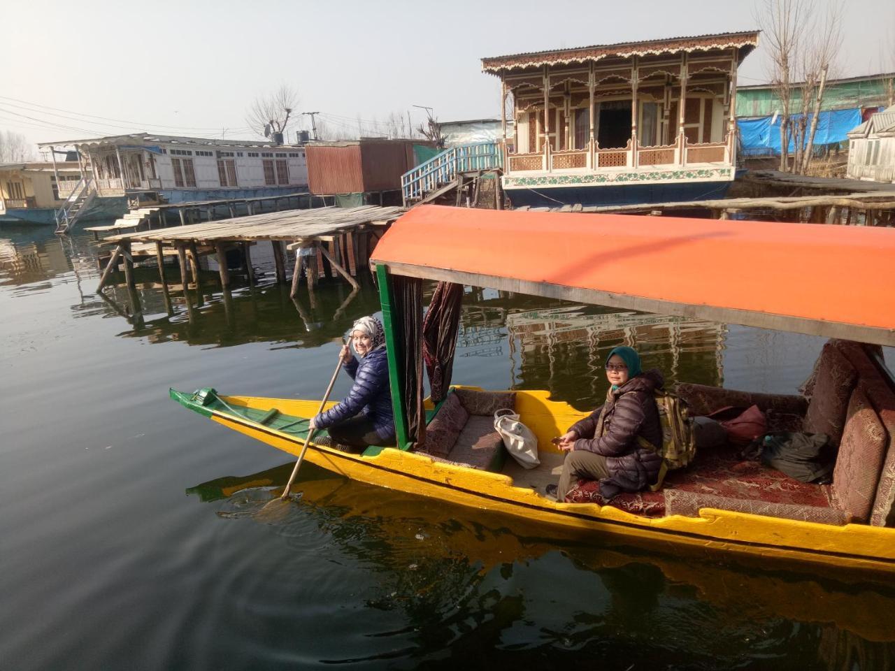 Young Shahzada Group Of Houseboats Srīnagar Exterior foto