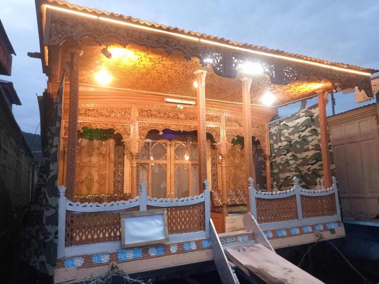 Young Shahzada Group Of Houseboats Srīnagar Exterior foto