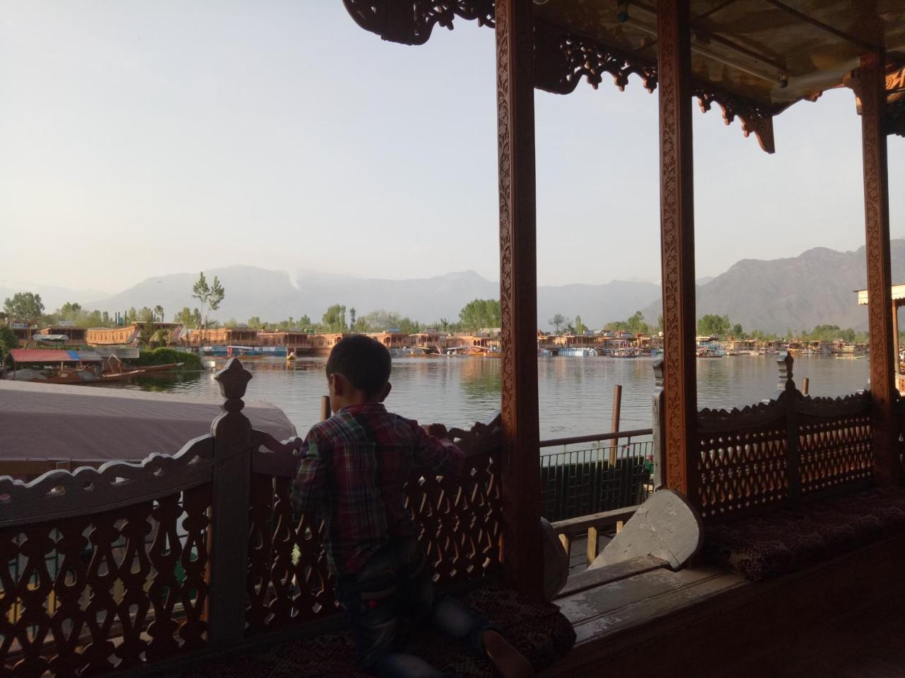 Young Shahzada Group Of Houseboats Srīnagar Exterior foto
